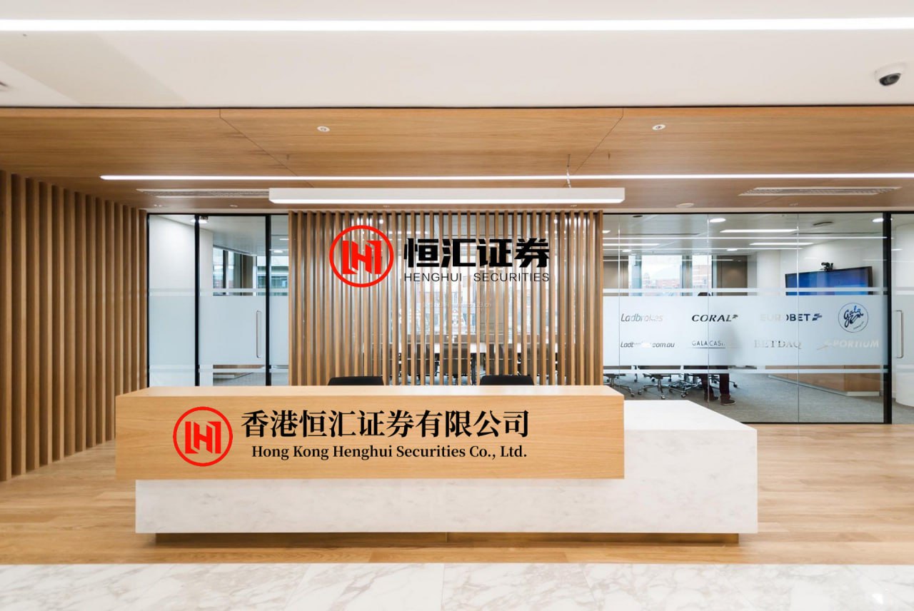 新百富策略平台 老铺黄金的“硬奢”考验，还是绕回了金价
